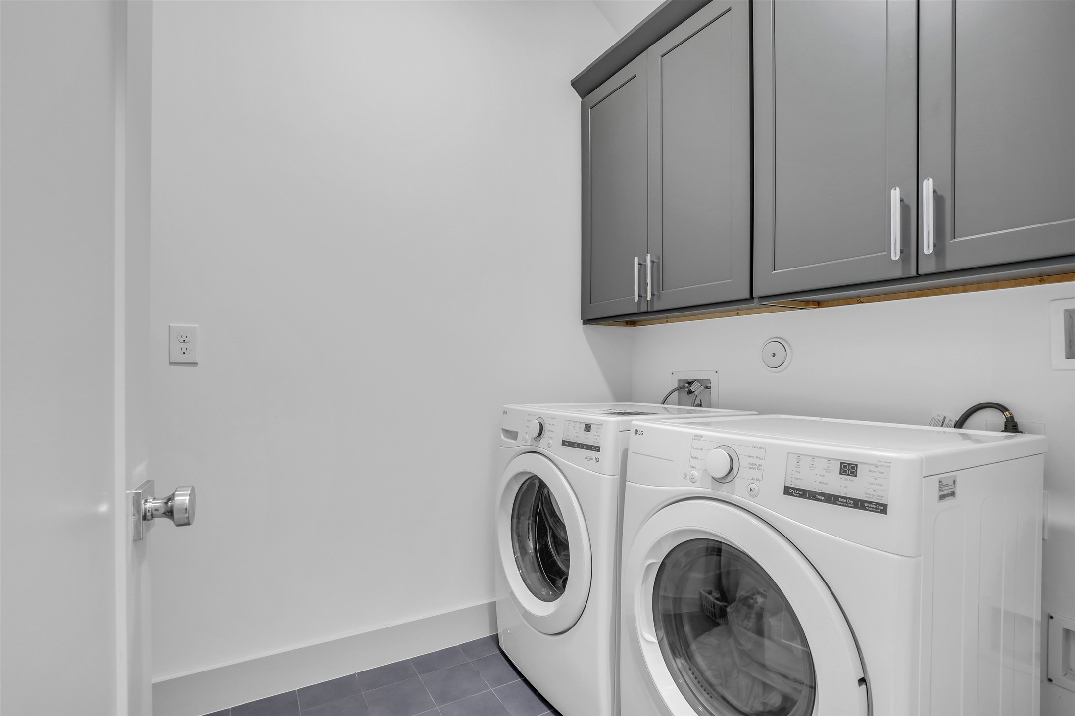 1724 Ridgewood Street Houston, TX 77006 - Photo 28 of 38 The laundry room is equipped with washer and electric/gas dryer connections, providing a convenient space for everyday household needs.