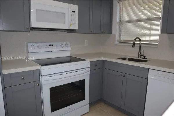 $2,600 | 8500 Sunrise Lakes Boulevard, Unit 111, Sunrise, FL 33322