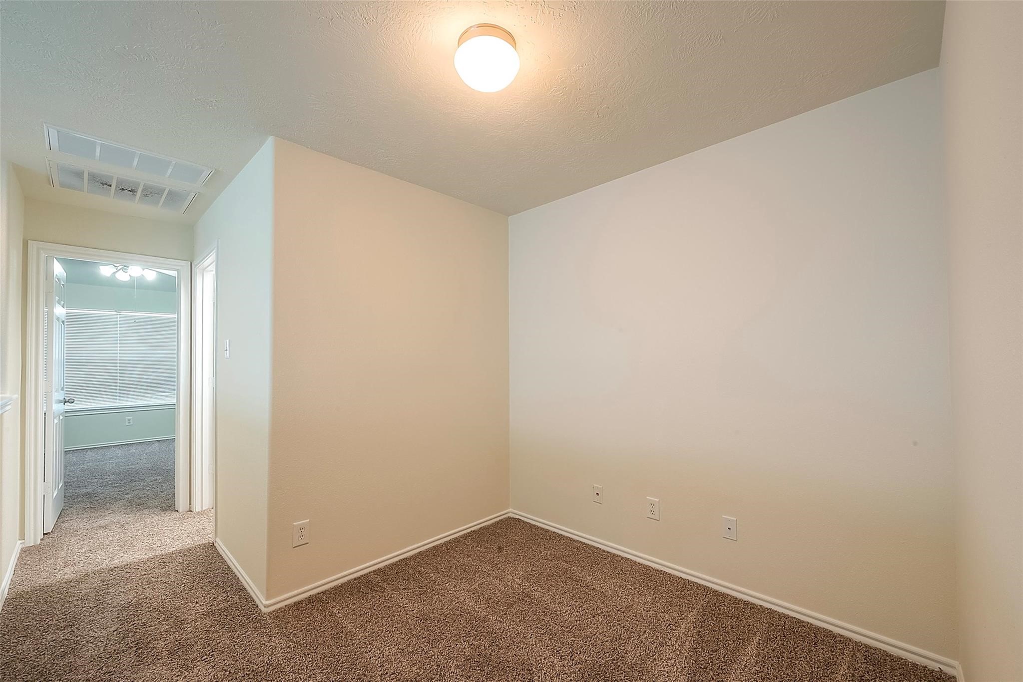 14330 Fairbuff Lane Houston, TX 77014 - Photo 29 of 35 an empty room with mirror in it
