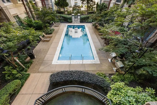 a view of a yard in front of house