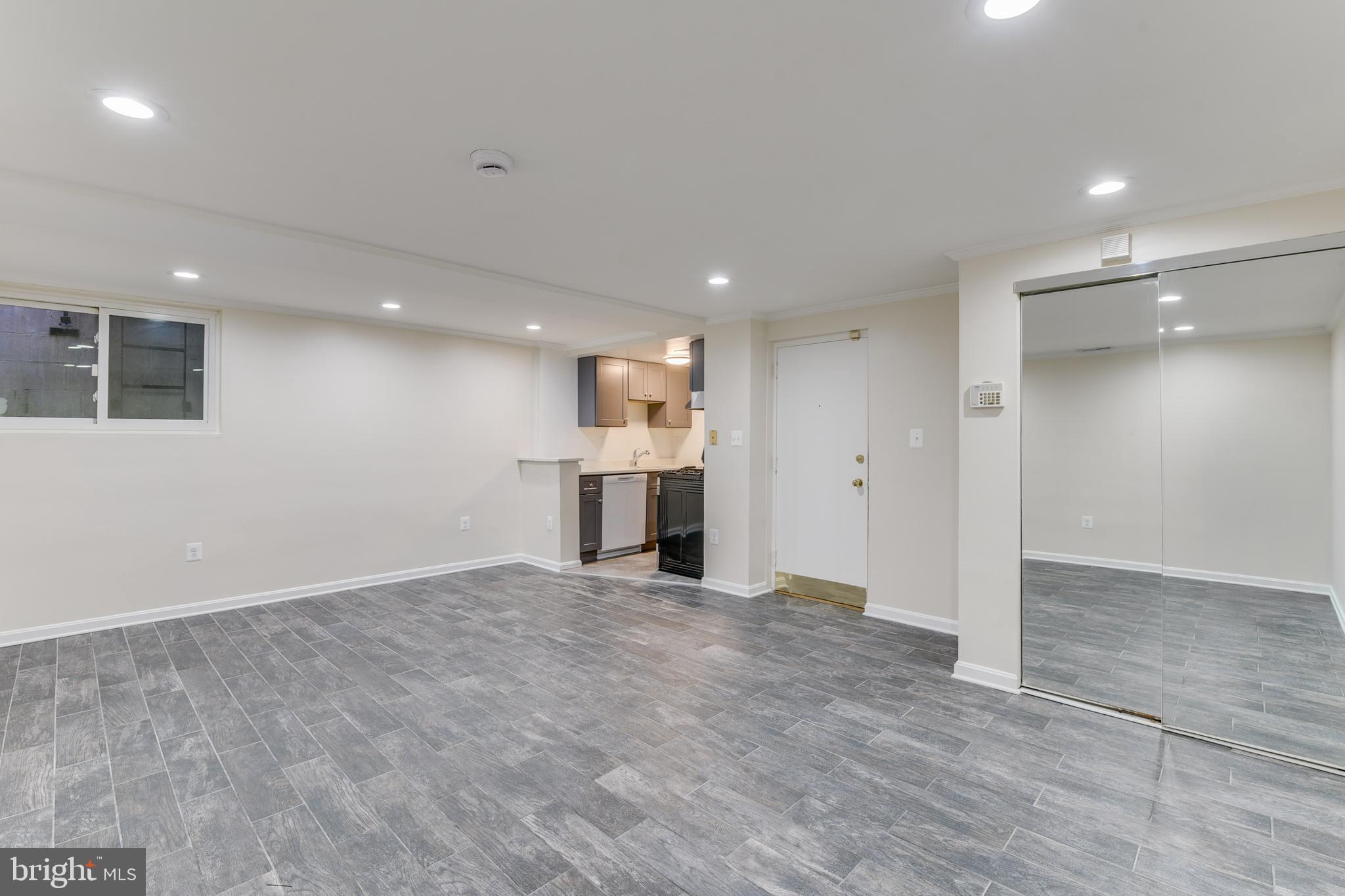 a view of a big room with a kitchen