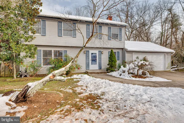a view of a house with backyard