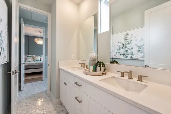 a en suite bathroom with a sink and a mirror