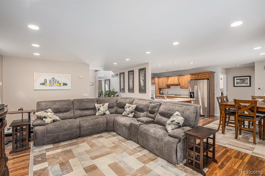 3074 Woodcrest Road Rochester Hills, MI 48309 - Photo 5 of 39