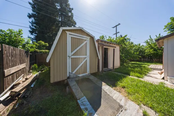 a view of a house with backyard and garden