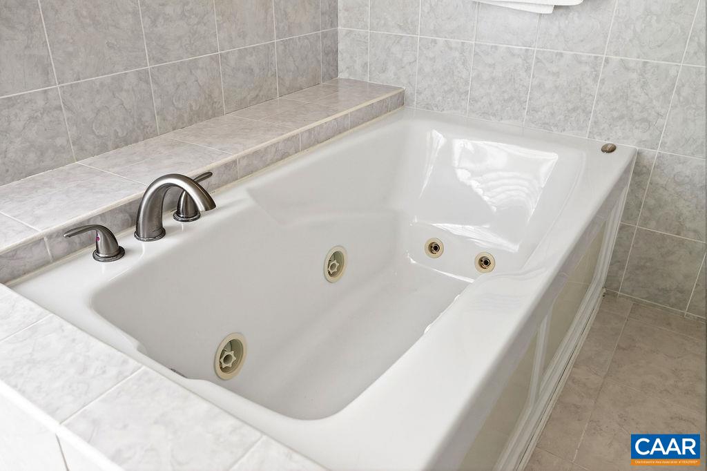 62 Summit Court Roseland, VA 22967 - Photo 27 of 75 a close view of a bathtub in bathroom