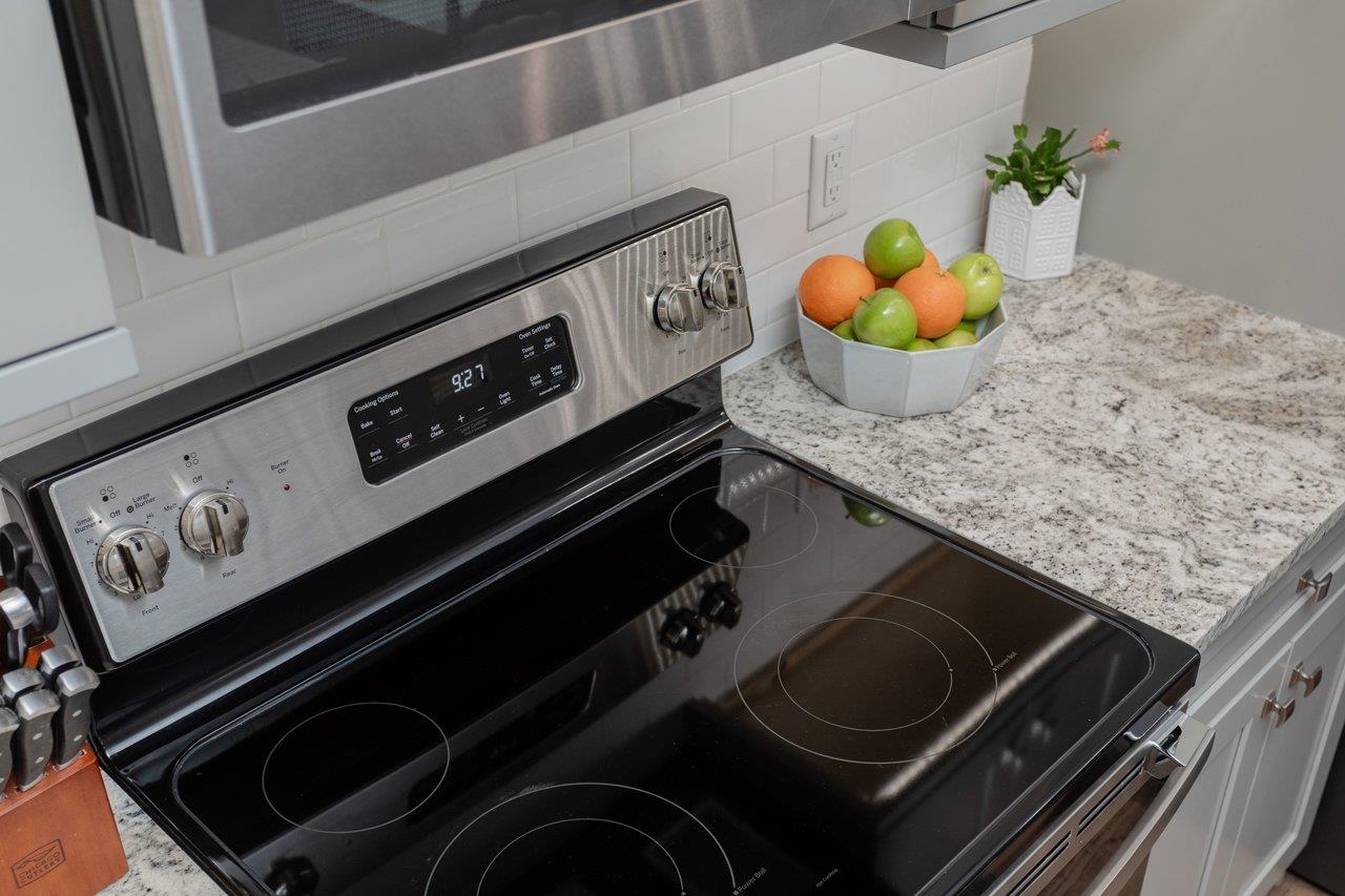 106 16th Street Grottoes, VA 24441 - Photo 18 of 71 a close view of stove top oven