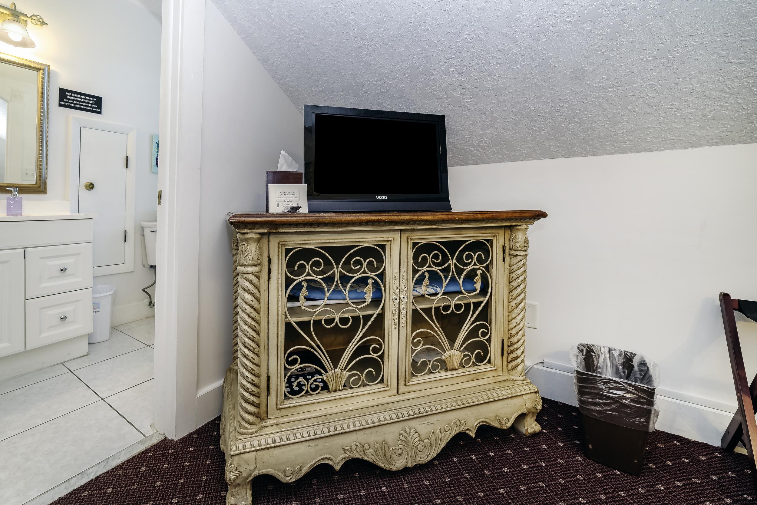 29 Cuna Street St. Augustine, FL 32084 - Photo 10 of 69 Detailed view of carpet and baseboards