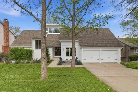 $769,000 | 224 Northwest Locust Street, Lee's Summit, MO 64064