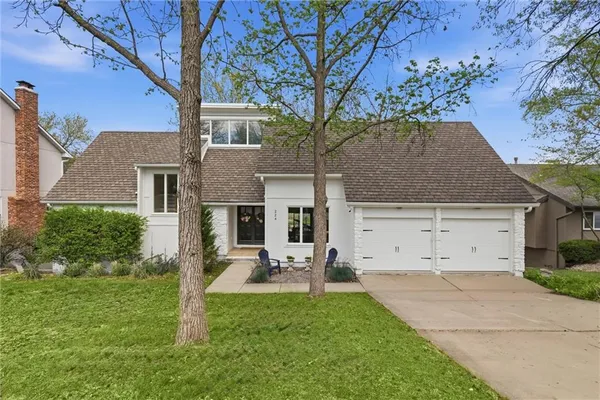 $769,000 | 224 Northwest Locust Street, Lee's Summit, MO 64064