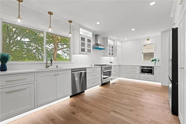 $769,000 | 224 Northwest Locust Street, Lee's Summit, MO 64064