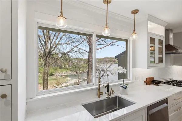 $769,000 | 224 Northwest Locust Street, Lee's Summit, MO 64064