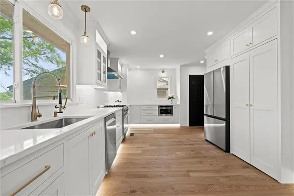 $769,000 | 224 Northwest Locust Street, Lee's Summit, MO 64064