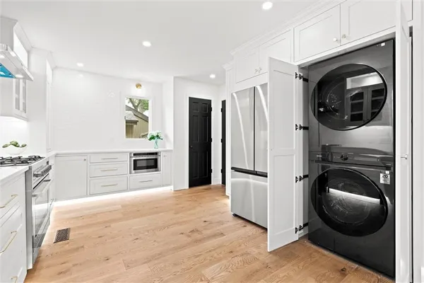 $769,000 | 224 Northwest Locust Street, Lee's Summit, MO 64064