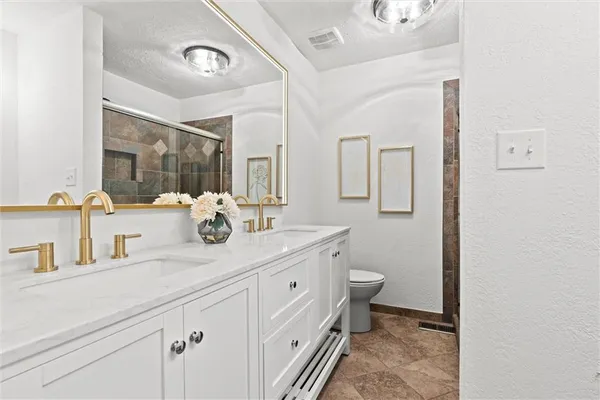 $769,000 | 224 Northwest Locust Street, Lee's Summit, MO 64064