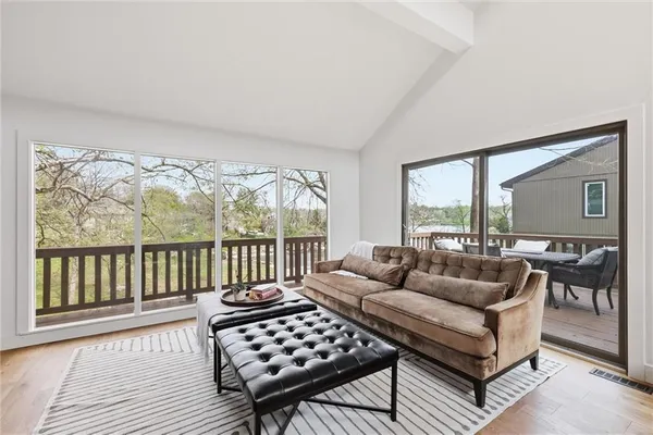 $769,000 | 224 Northwest Locust Street, Lee's Summit, MO 64064