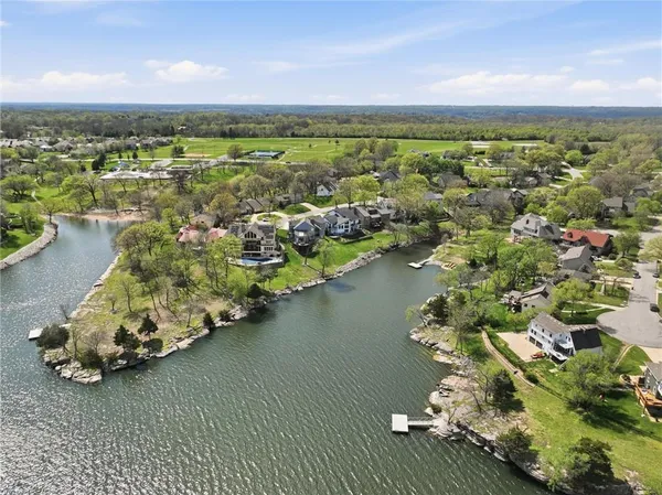 $769,000 | 224 Northwest Locust Street, Lee's Summit, MO 64064