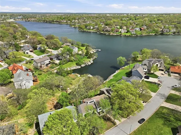 $769,000 | 224 Northwest Locust Street, Lee's Summit, MO 64064