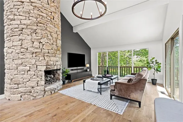 $769,000 | 224 Northwest Locust Street, Lee's Summit, MO 64064