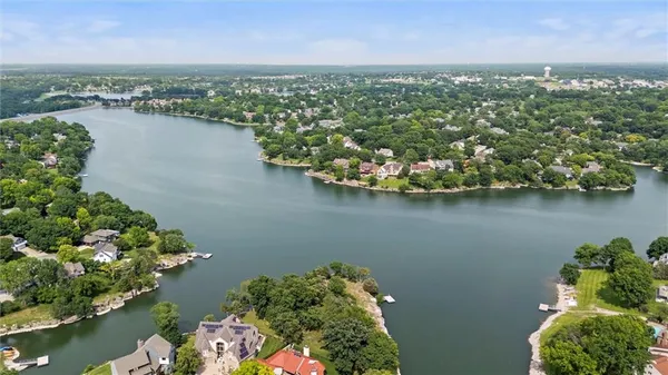 $769,000 | 224 Northwest Locust Street, Lee's Summit, MO 64064