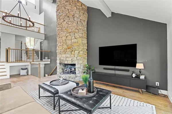 $769,000 | 224 Northwest Locust Street, Lee's Summit, MO 64064