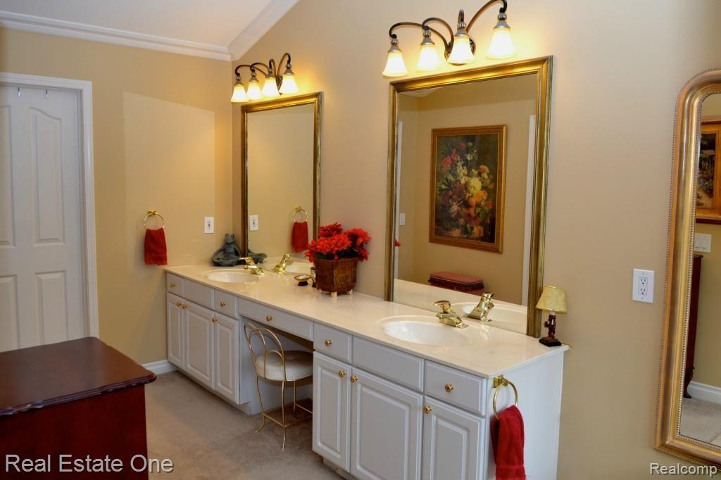 792 Loggers Circle Rochester, MI 48307 - Photo 25 of 41 022.jpg