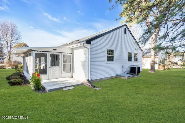 a view of house with a yard