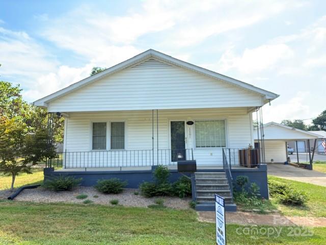 110 North Davis Street Dallas, NC 28034 - Photo 2 of 18 a front view of a house with garden