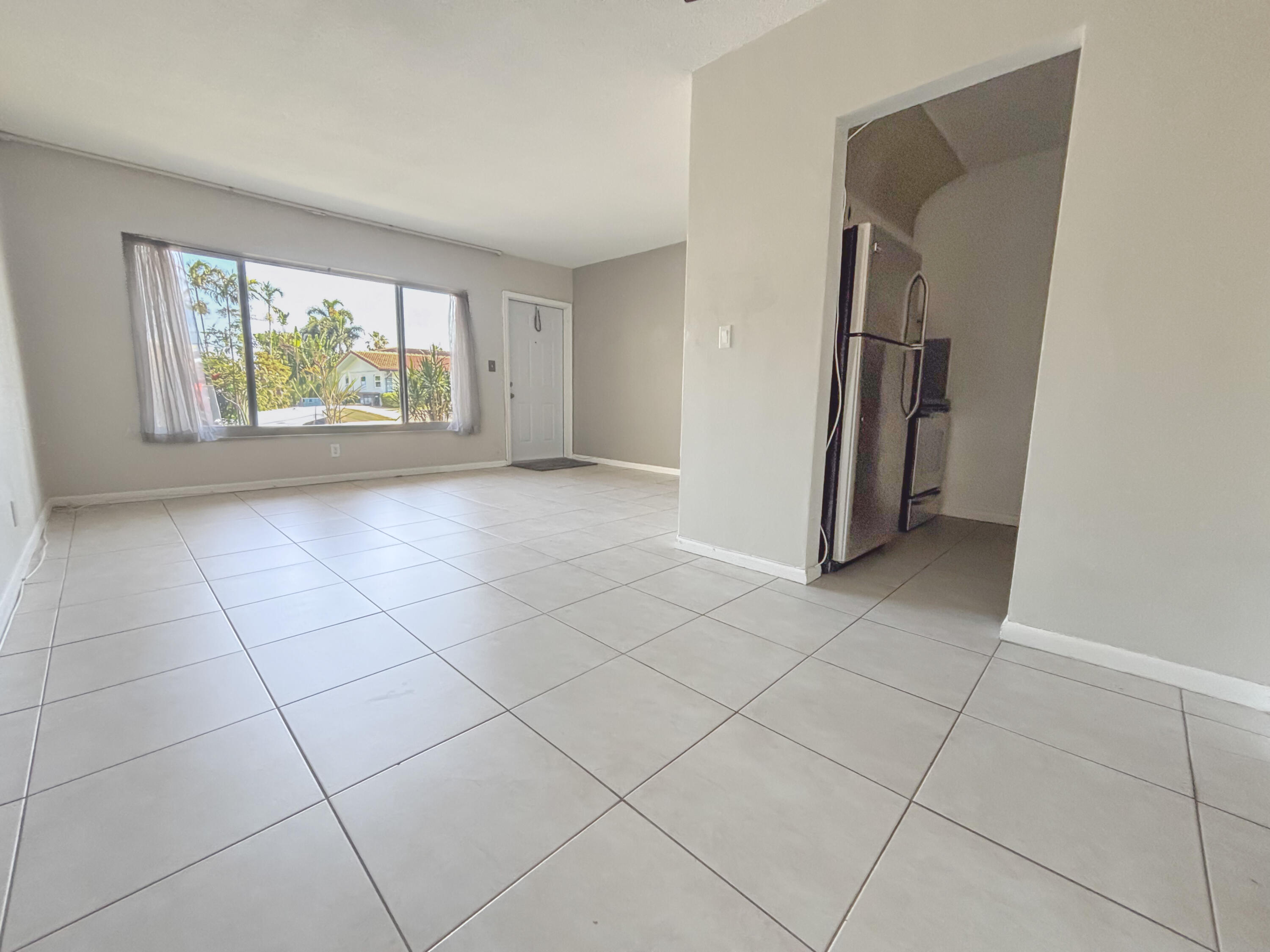 2141 Northeast 41st Street, Unit 3 Lighthouse Point, FL 33064 - Photo 4 of 15 2141 NE 41st St_Final Pics_006