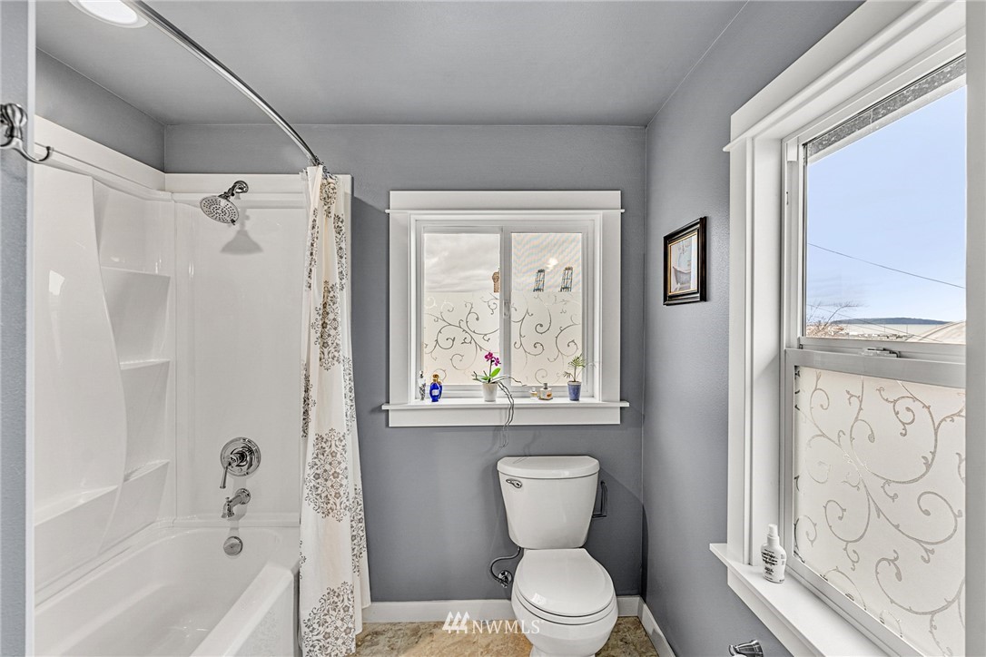 3020 Gedney Street Everett, WA 98201 - Photo 12 of 40 a bathroom with a toilet a sink and a bathtub