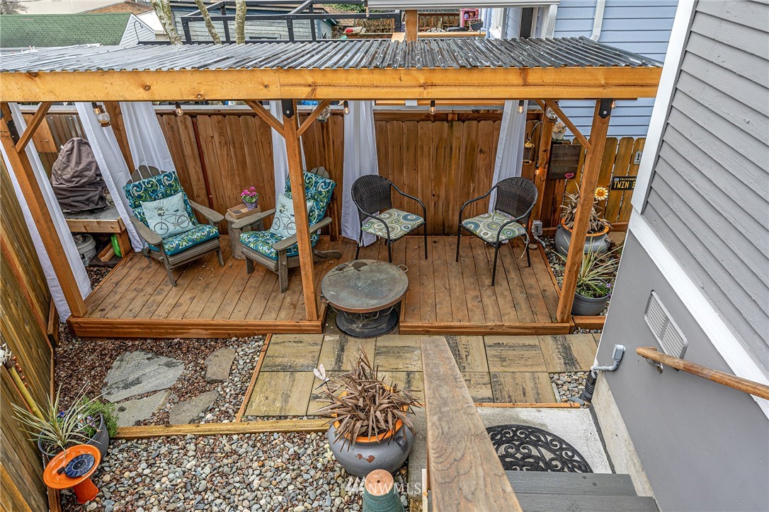 3020 Gedney Street Everett, WA 98201 - Photo 30 of 40 an outdoor space with furniture