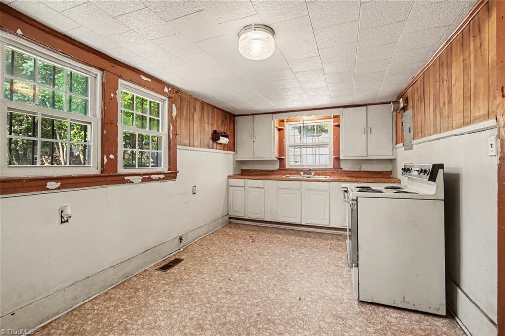 811 Cliffside Avenue High Point, NC 27260 - Photo 10 of 19 Kitchen