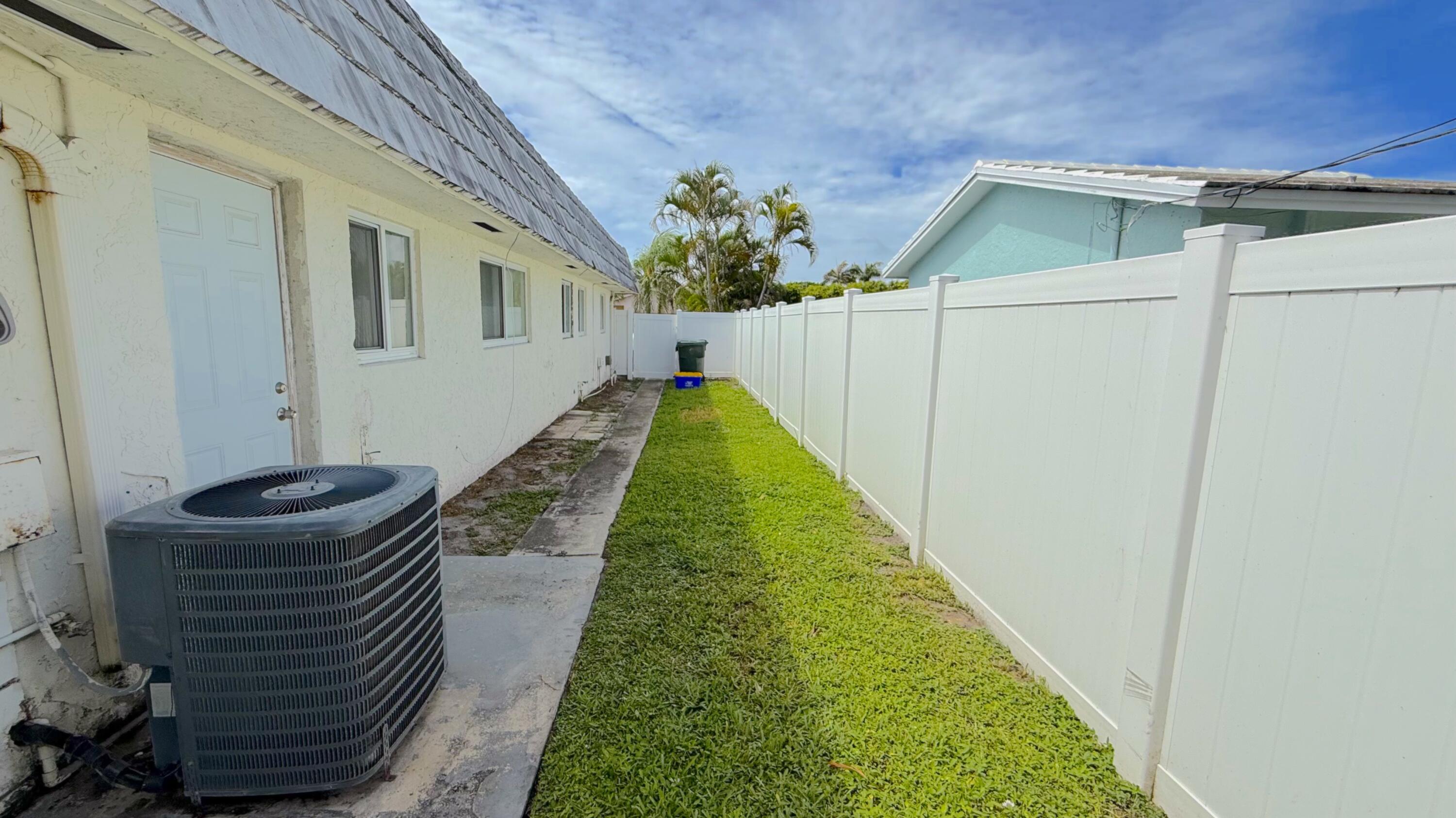 103 Laredo Lane Boca Raton, FL 33487 - Photo 18 of 25 Sideyard 1