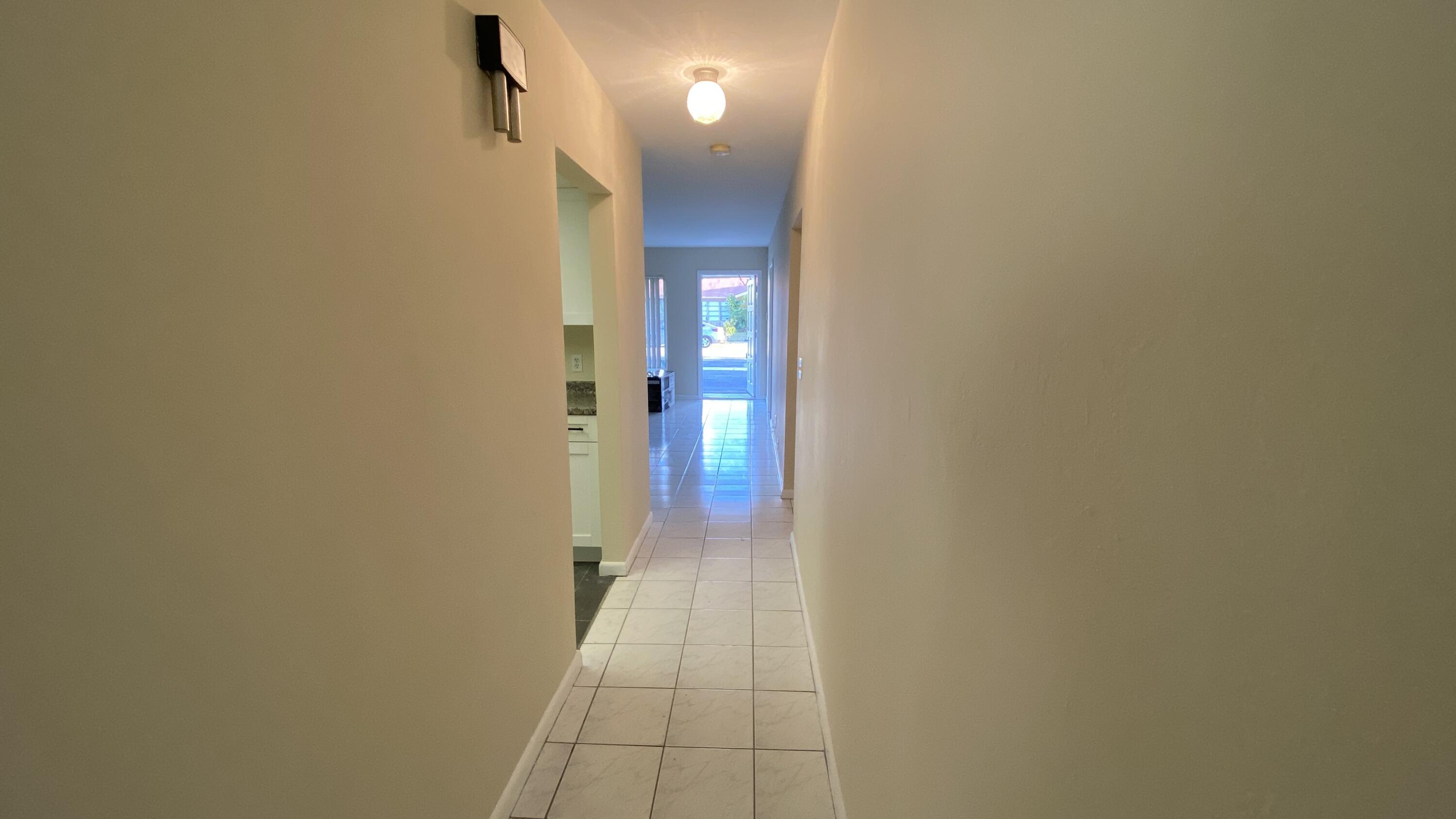 103 Laredo Lane Boca Raton, FL 33487 - Photo 6 of 25 Hallway