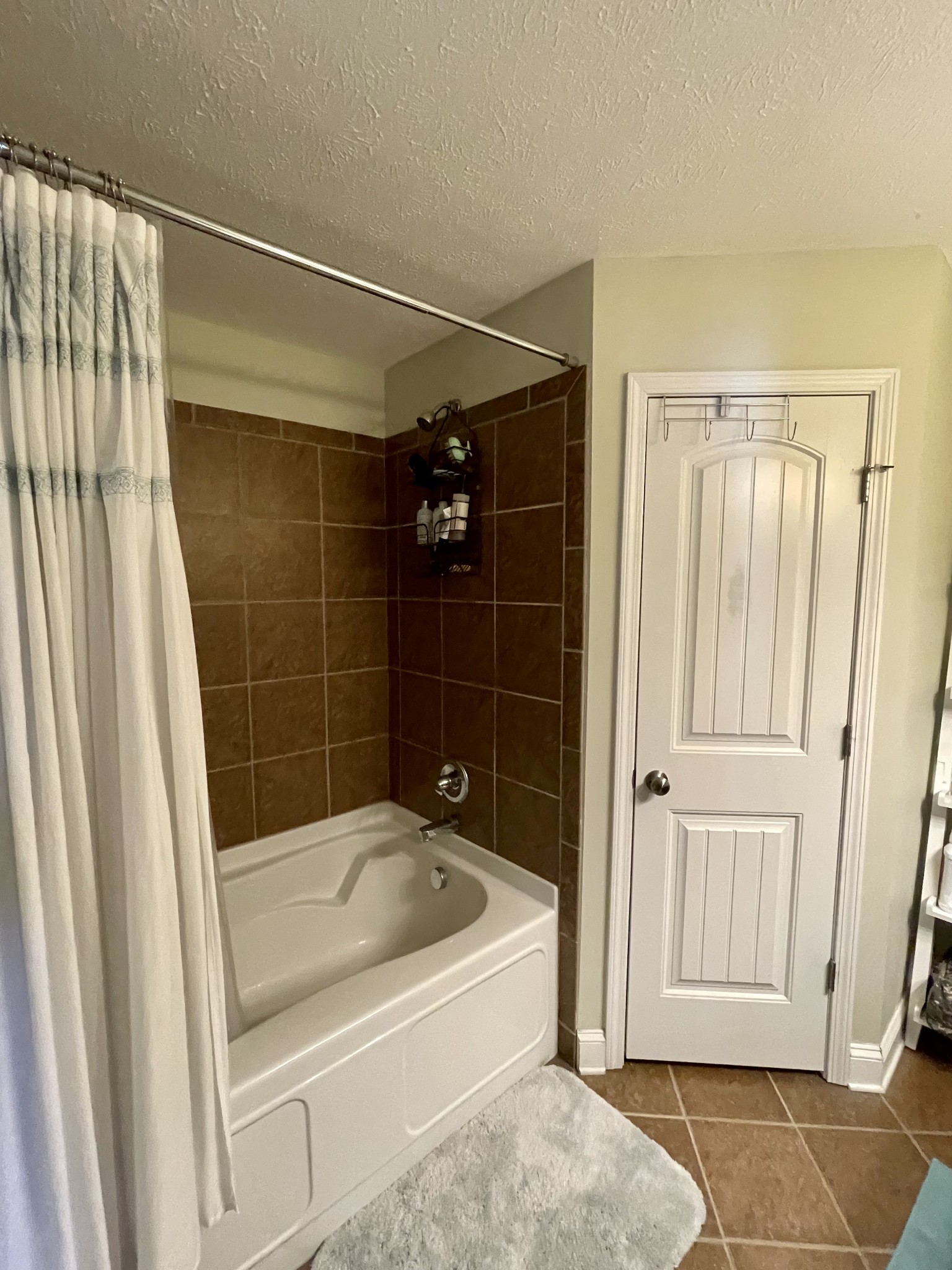 339 Golfview Lane Springfield, TN 37172 - Photo 23 of 34 a bathroom with a bathtub and shower