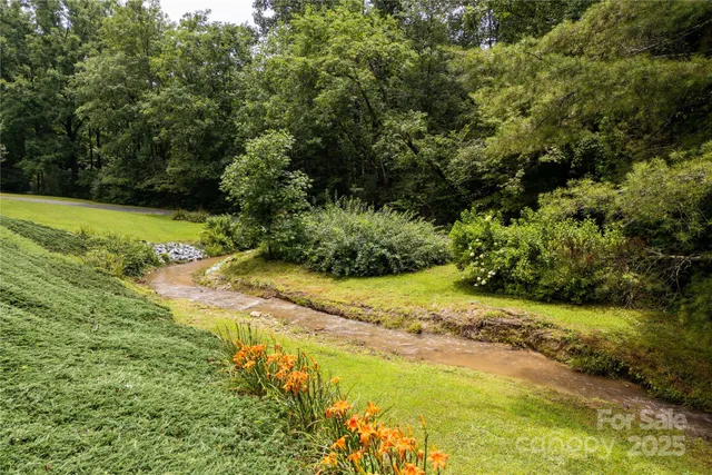 a view of yard with green space
