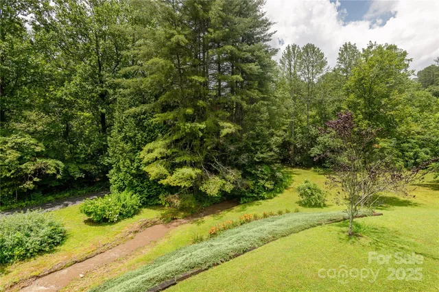 a view of yard with green space