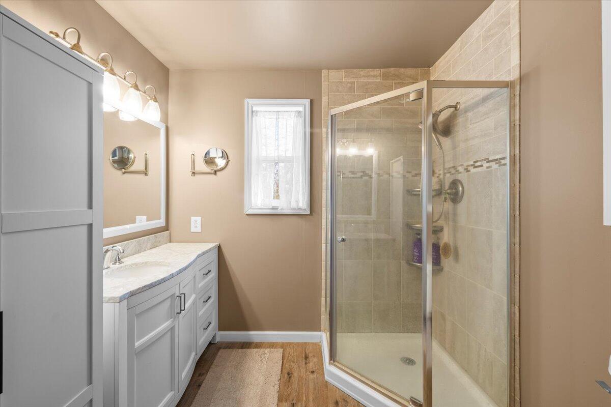 1360 Oxyoke Road Grants Pass, OR 97526 - Photo 23 of 39 a bathroom with a tub shower sink and mirror