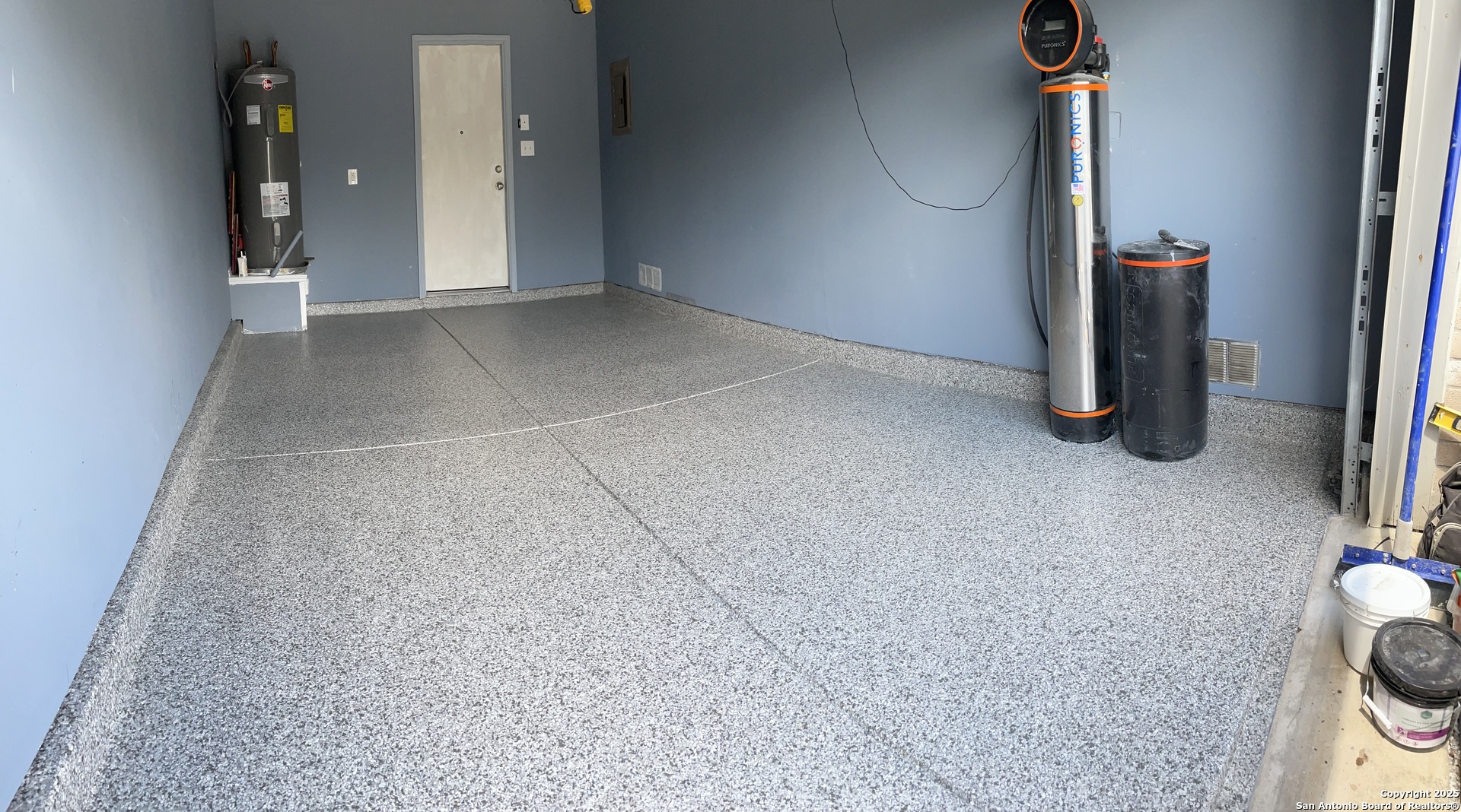 6131 Kensinger Pass Converse, TX 78109 - Photo 17 of 20 an empty room with windows