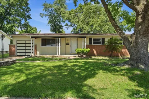 $174,900 | 1395 Redbird Drive, Florissant, MO 63031