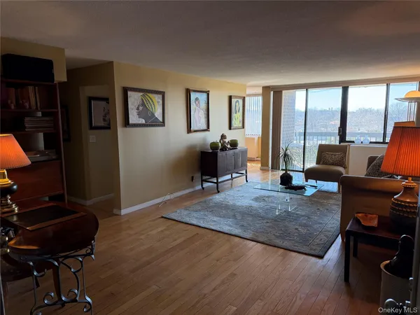 $818,000 | 1 Bay Club Drive, Unit 7M | Bay Terrace