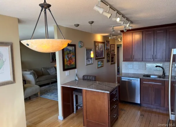 $818,000 | 1 Bay Club Drive, Unit 7M | Bay Terrace