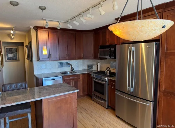 $818,000 | 1 Bay Club Drive, Unit 7M | Bay Terrace