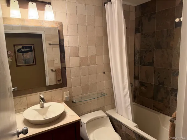 $818,000 | 1 Bay Club Drive, Unit 7M | Bay Terrace