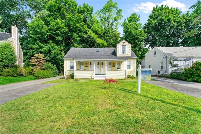 a view of an house with backyard space and garden