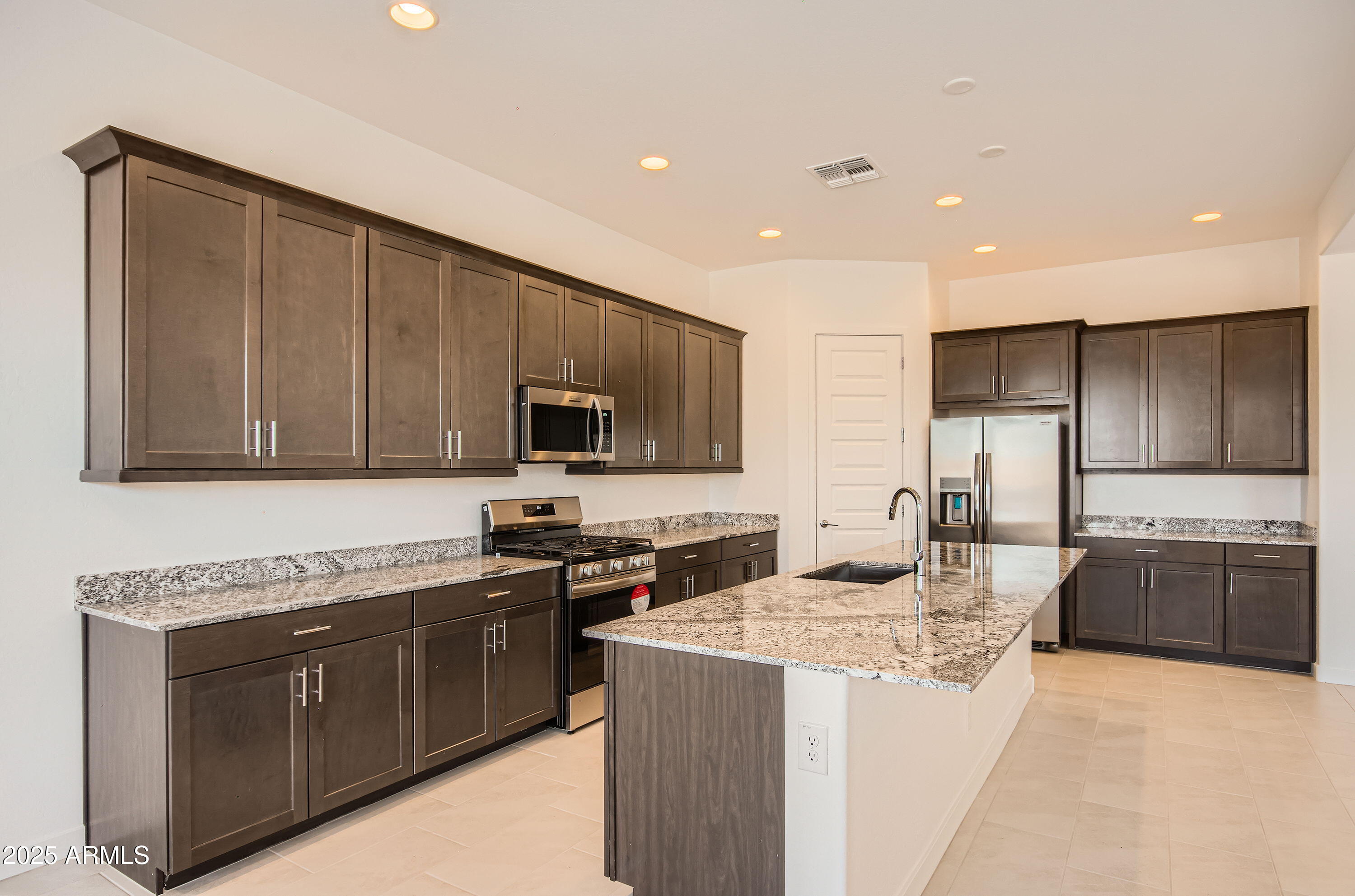 974 Saddle Run Apache Junction, AZ 85120 - Photo 6 of 36 Kitchen