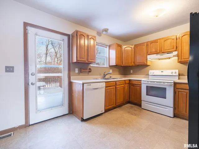 $189,900 | 3317 West Richwoods Boulevard, Peoria, IL 61604