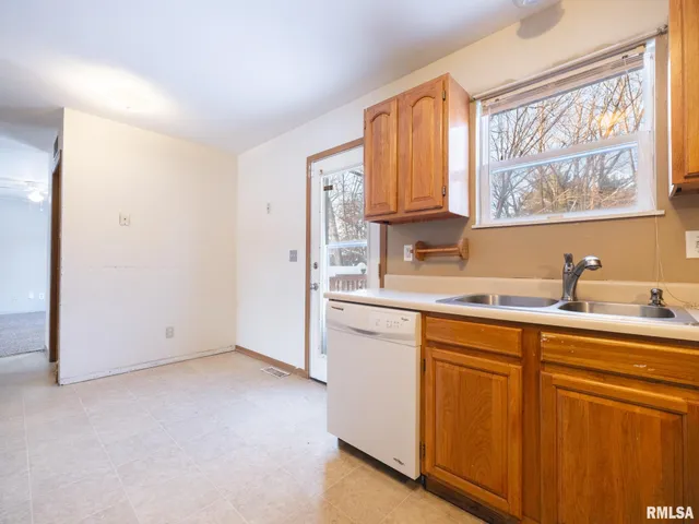 $189,900 | 3317 West Richwoods Boulevard, Peoria, IL 61604