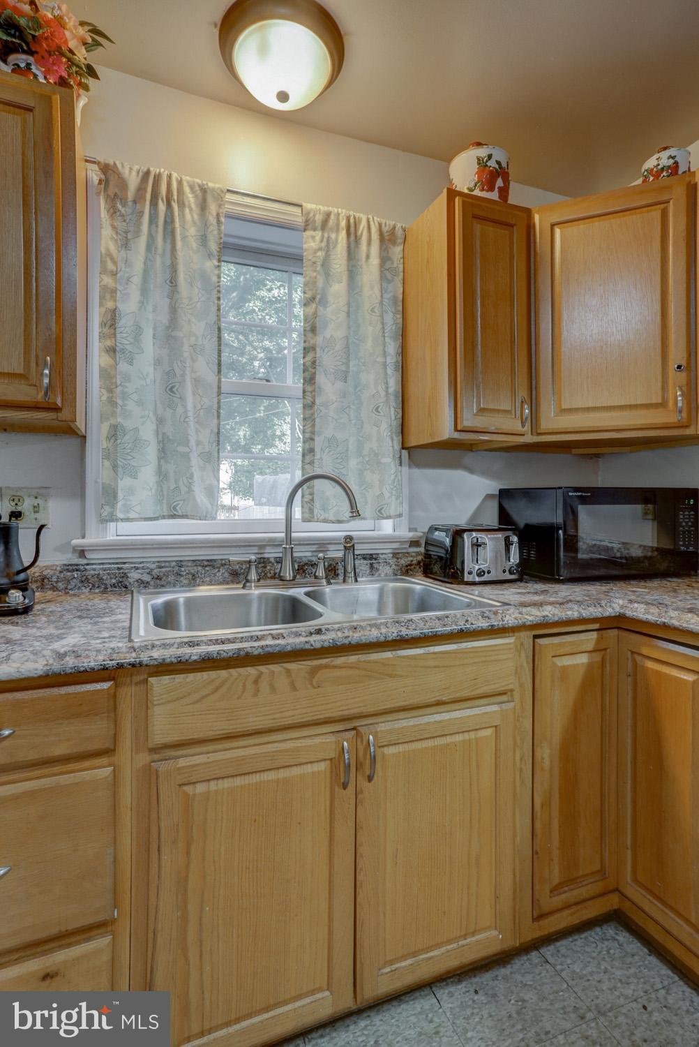 417 Green Street Lancaster, PA 17602 - Photo 19 of 37 a bathroom with a sink and a mirror