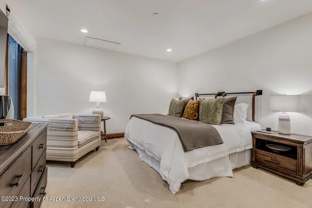 a view of entryway and workspace